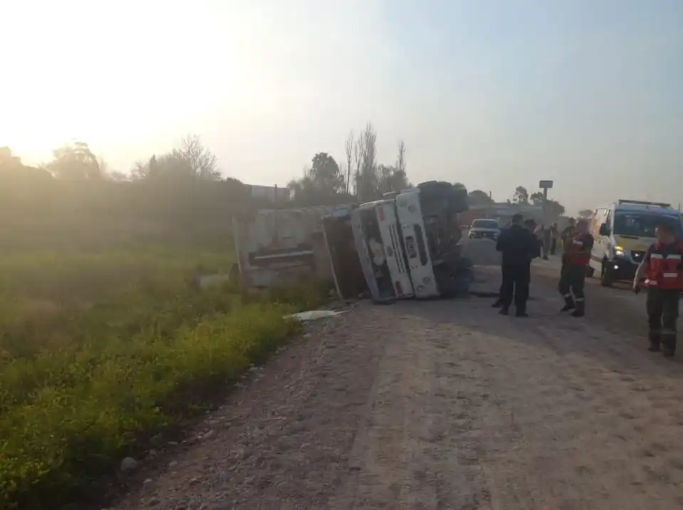 Un camión con batea volcó en medio del trabajo que realizaba en Ruta 12