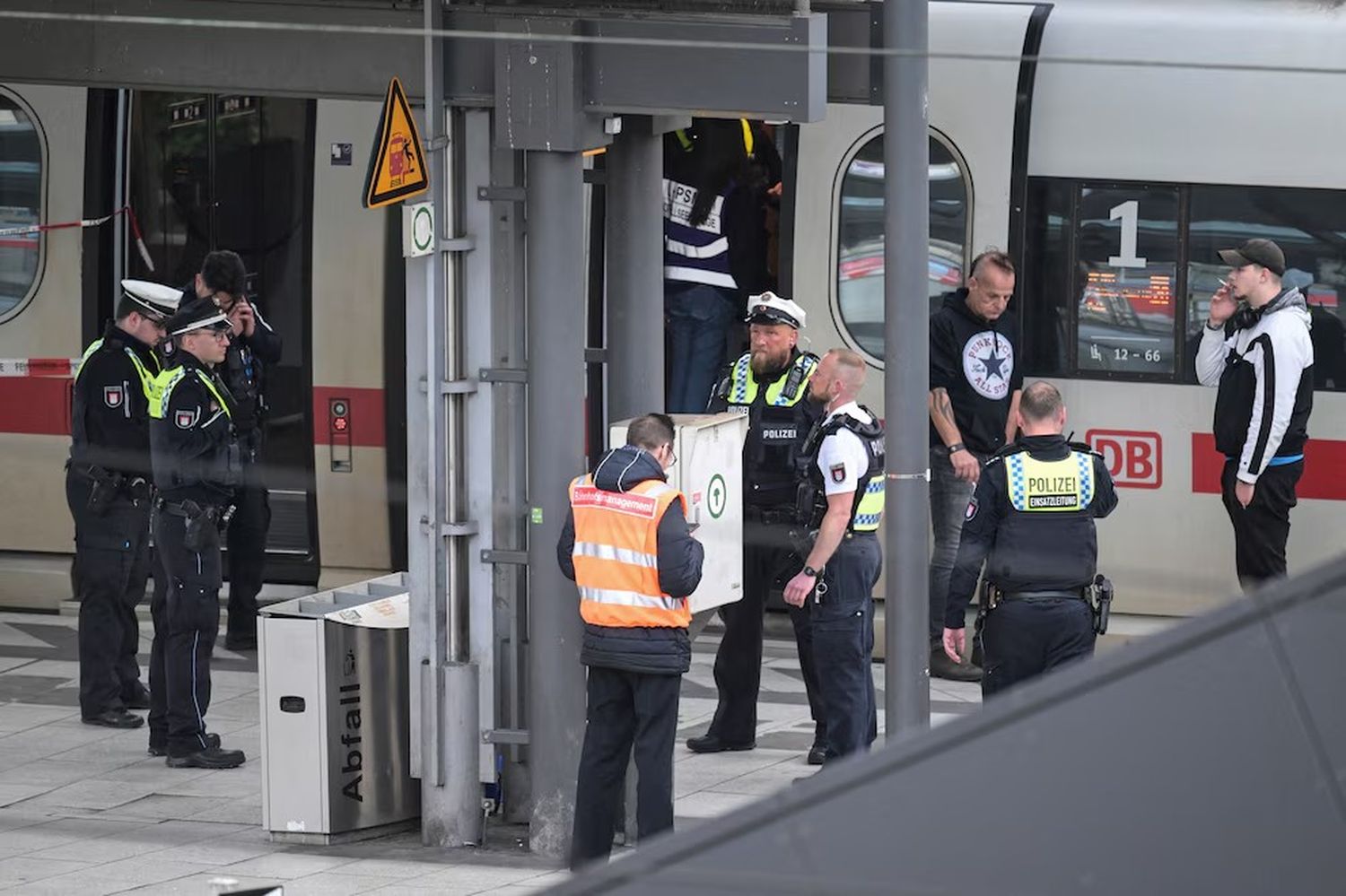 El atentado se dio en momento donde muchas personas estaban esperando el tren.