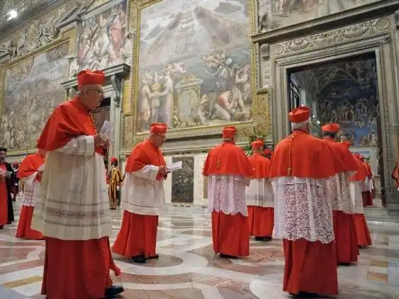 Los cardenales ingresando a la Capilla Sixtina antes del cónclave de marzo de 2013. FOTO: Vaticano