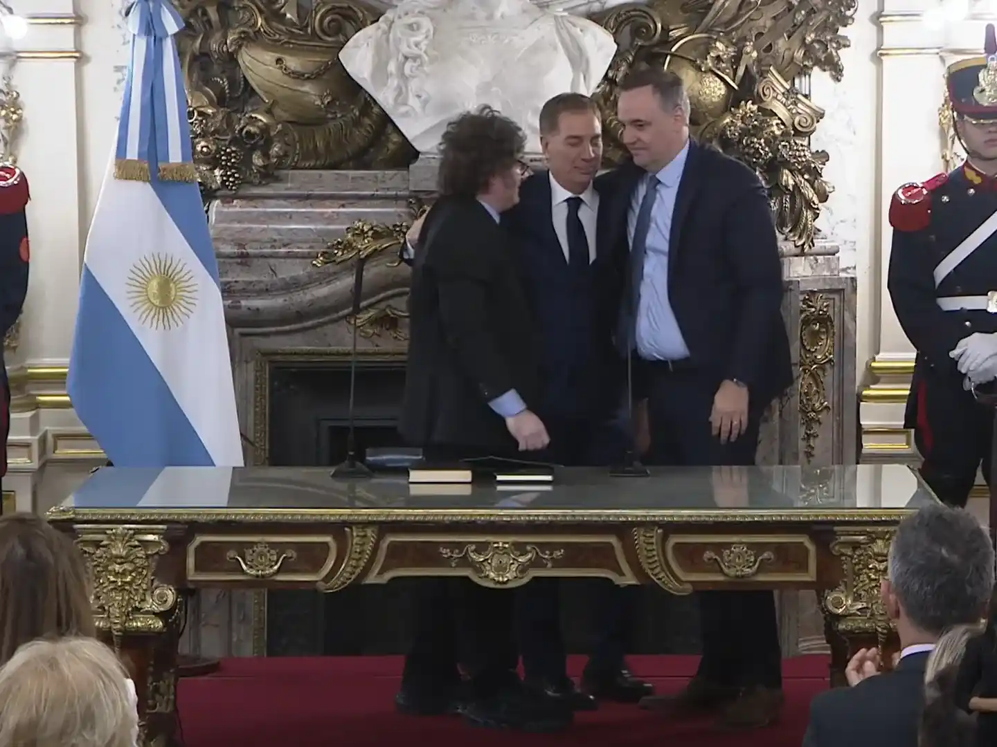 Adorni escoltó al nuevo jefe de gabinete en su jura