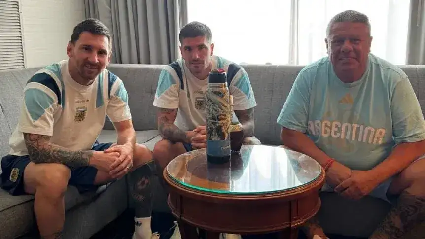 Chiqui Tapia respetó la cábala antes de la final: foto con Messi y De Paul y un mensaje especial