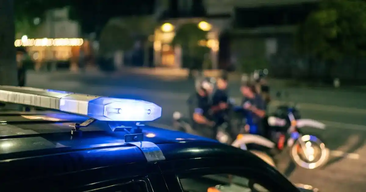 Escándalo en La Plata: alcaide del Servicio Penitenciario manejó borracho, a contramano y terminó contra un árbol