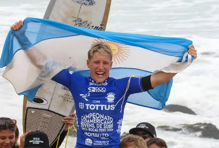 Thiago Passeri celebrando el título con la bandera argentina.