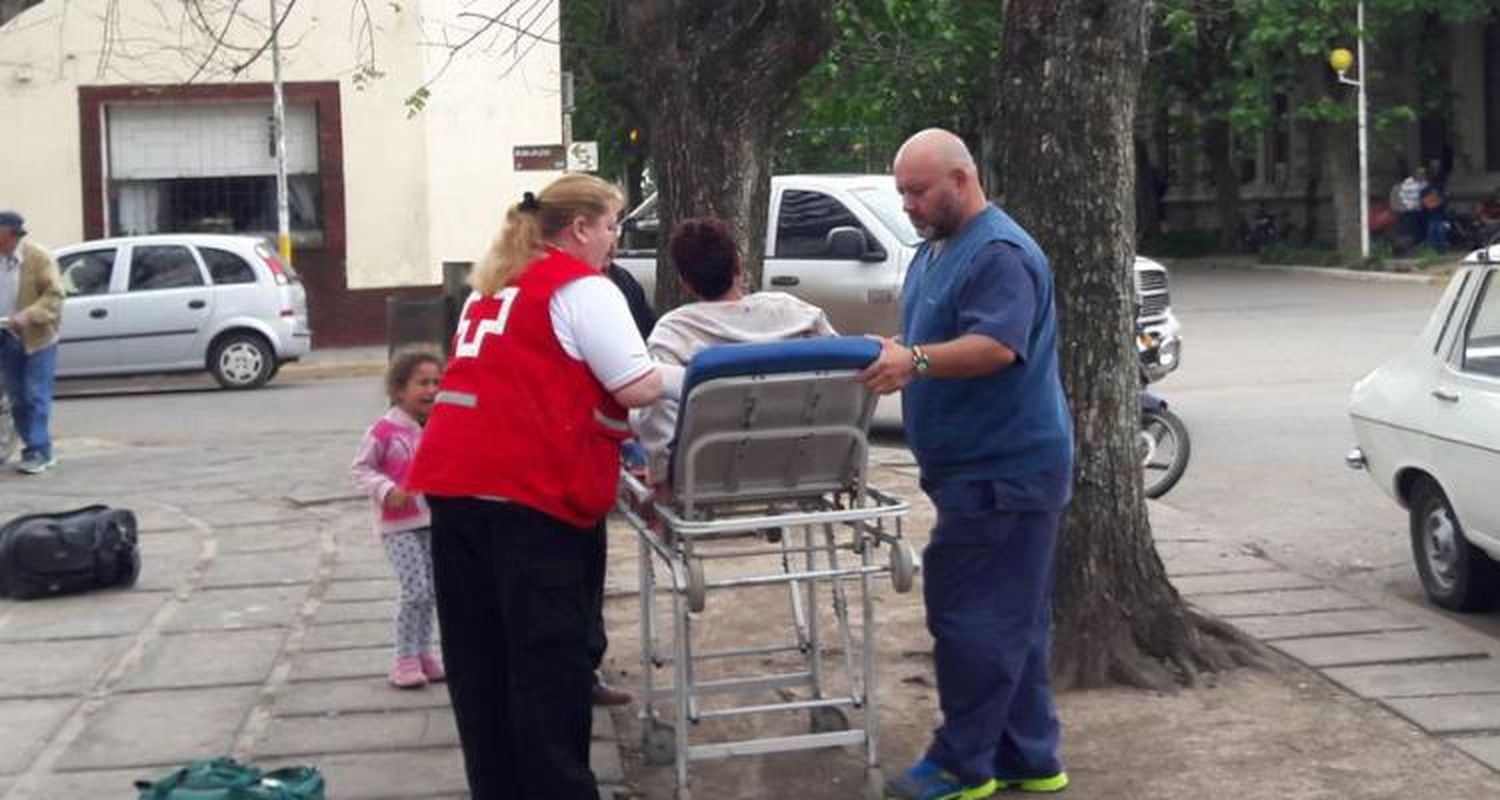 Un policía fracturado, una mujer detenida y una joven herida