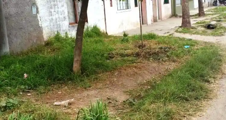 Vecinos de calle Martín Fierro piden arreglos para evitar que el agua de lluvia entre en sus casas