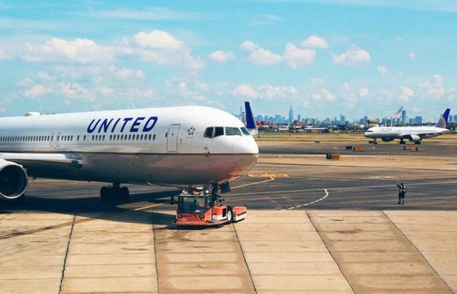 Un vuelo de United con destino a Ezeiza tuvo que aterrizar de emergencia en Houston con casi 300 argentinos a bordo