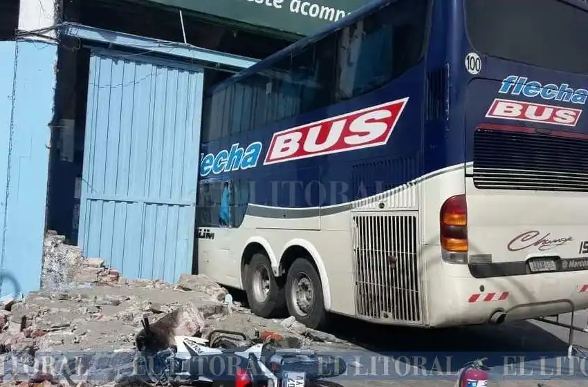 El micro que llevaba a Unión quedó atascado en el acceso al estadio de Belgrano