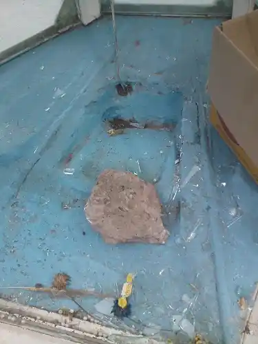 #PeriodistaPorElDía: Por unas monedas, rompieron los vidrios de la Virgen de Prefectura 