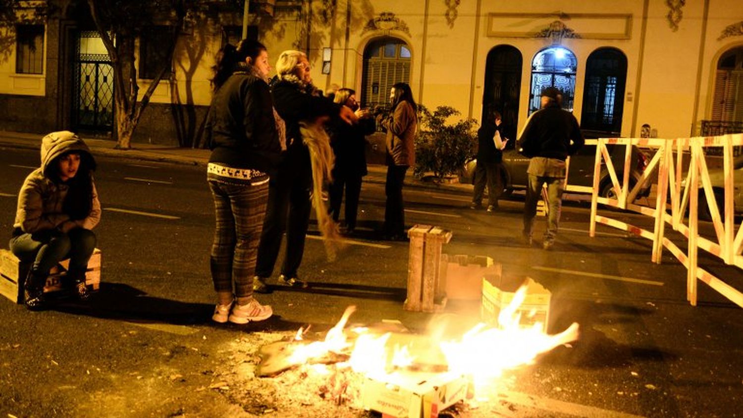 Continúan los cortes de luz en el conurbano y crecen las protestas