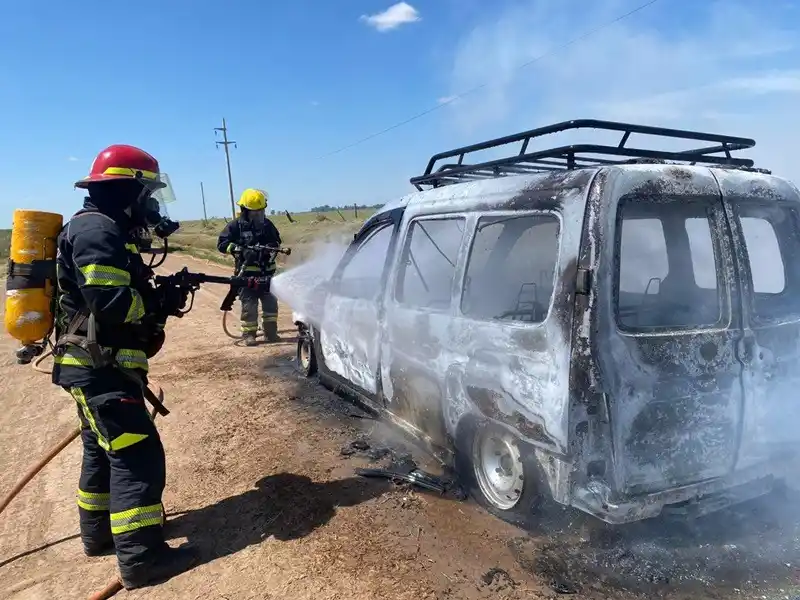 El fugo dañó completamente el vehículo.