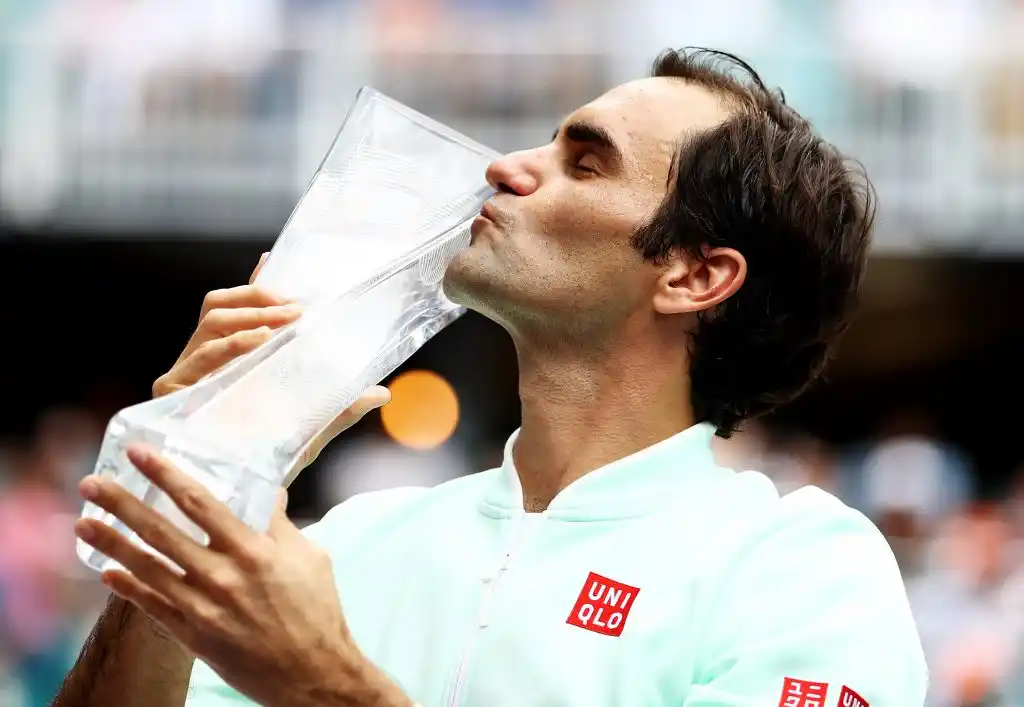 Federer vapuleó a Isner y se llevó un nuevo trofeo