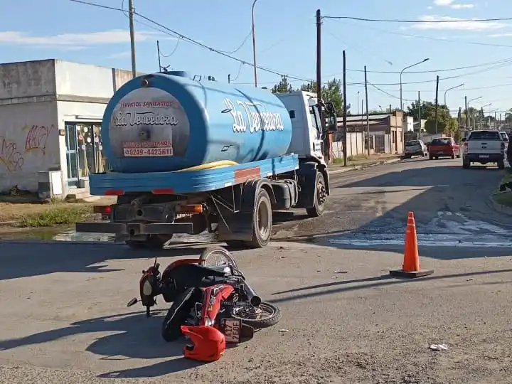 Un motociclista fue hospitalizado tras colisionar con un camión.