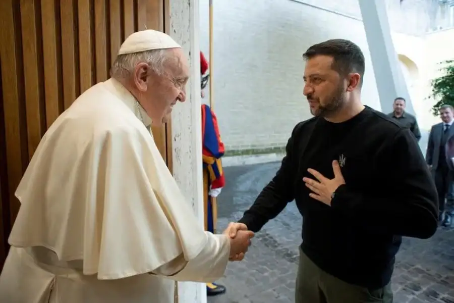 Francisco mantuvo un encuentro con el presidente ucraniano, Volodymyr Zelenski, en busca de la paz. Crédito: Reuters.