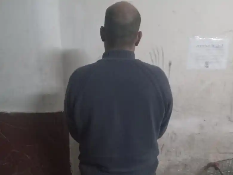 Un hombre acusado de incendiar una casa en zona sudoeste fue golpeado con una botella por el dueño y resultó herido