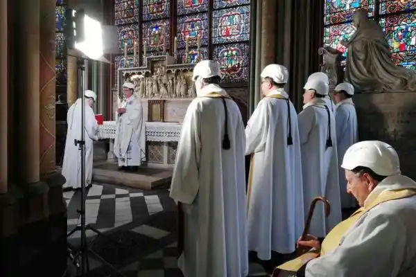 Primera misa en Notre Dame tras el incendio