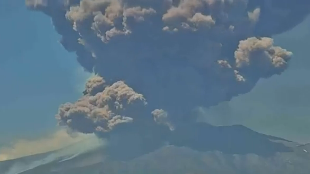 El volcán Etna entró en erupción y generó preocupación en Sicilia ...
