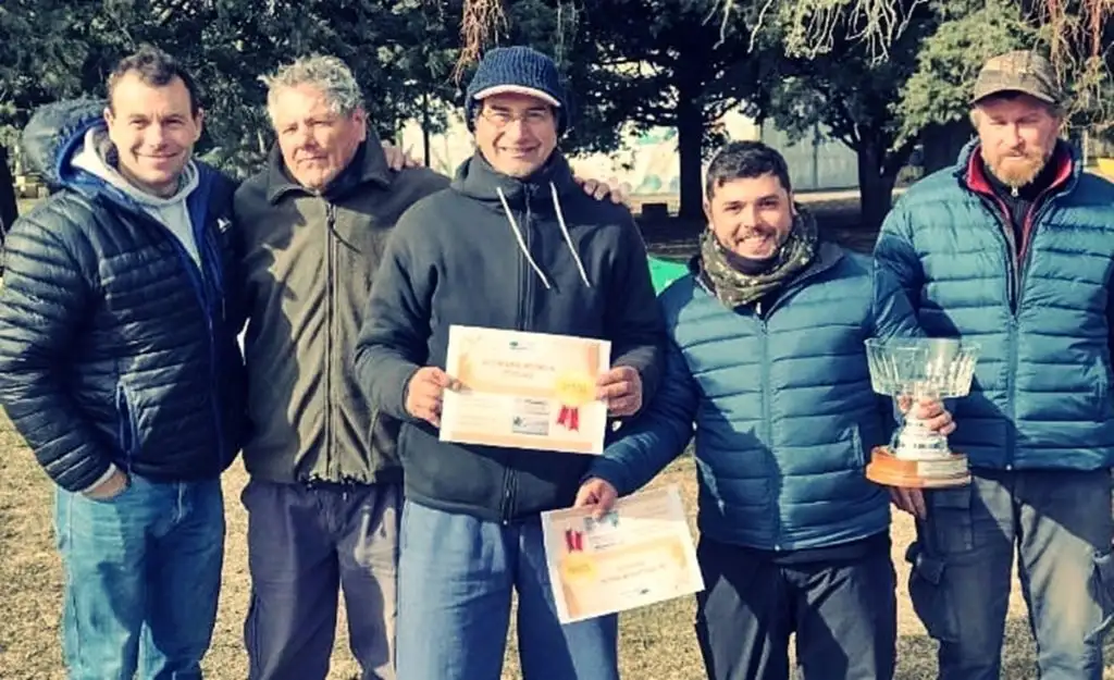Leonardo Tripodi, hijo de Alberto, con directivos y los dos mejores de la prueba.