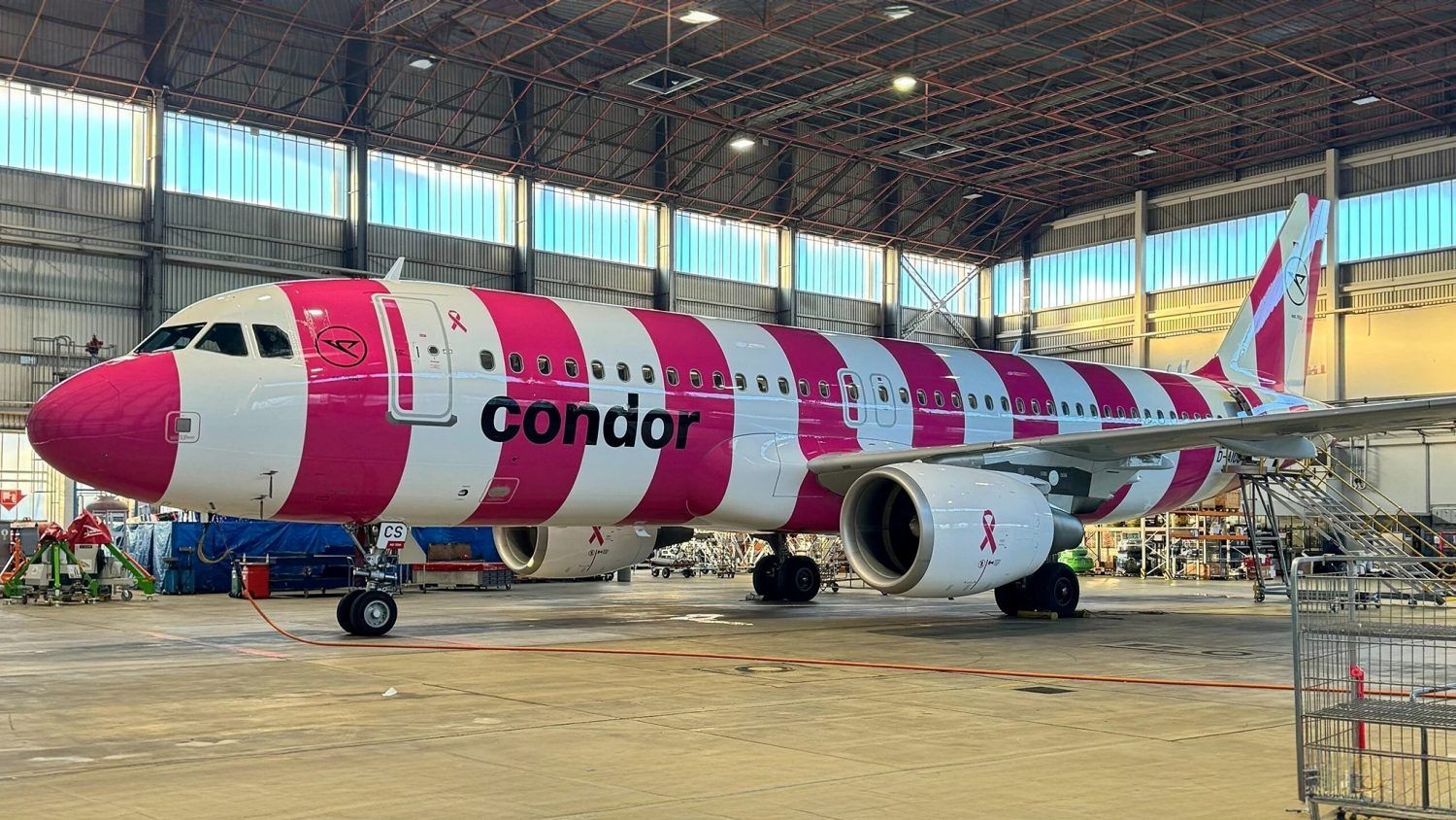 Condor presenta un A320 con rayas rosadas por el mes de concientización sobre el cáncer de mama