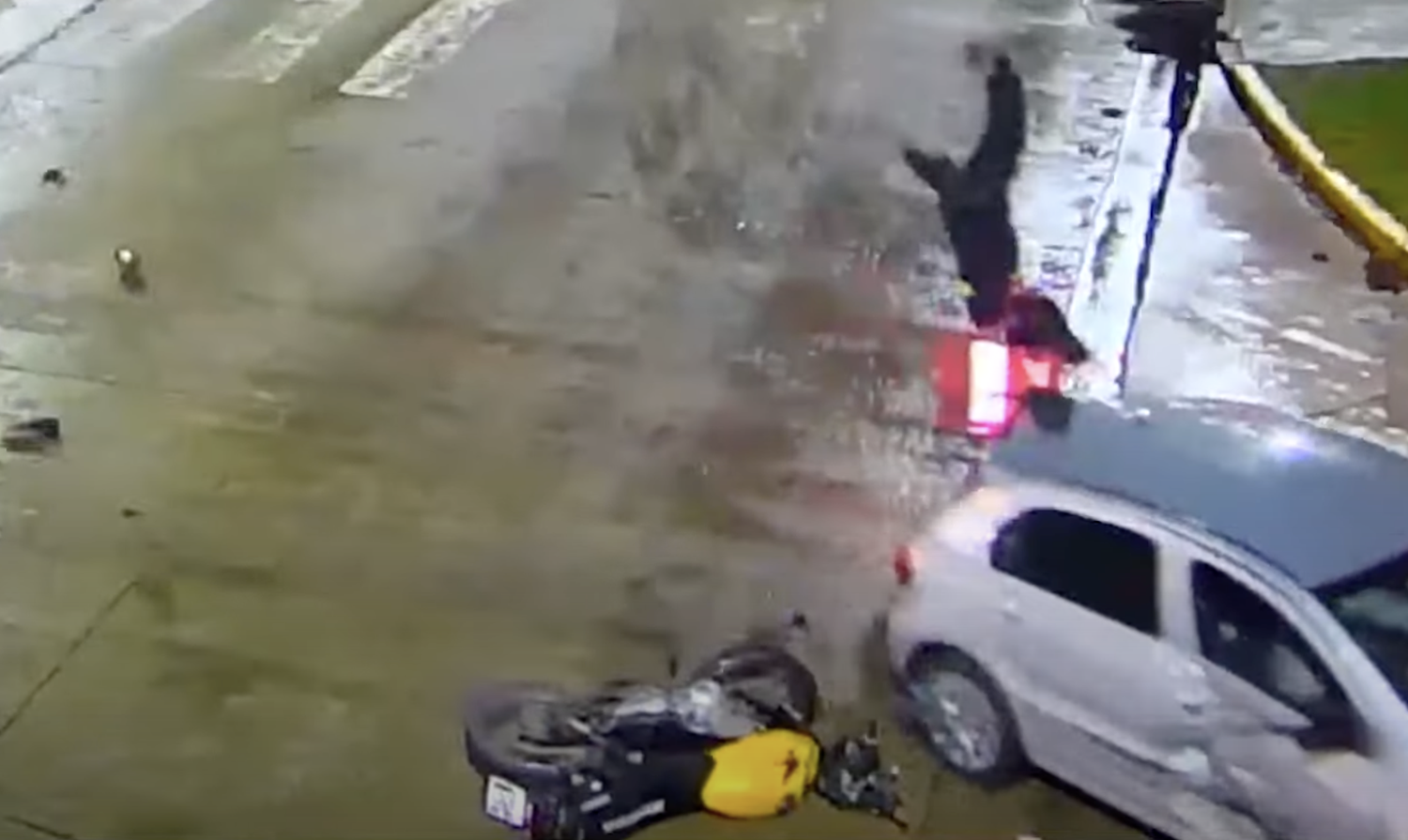 Tremendo accidente en Benavidez entre una moto y un automóvil, registrado por las cámaras de seguridad de Tigre.
