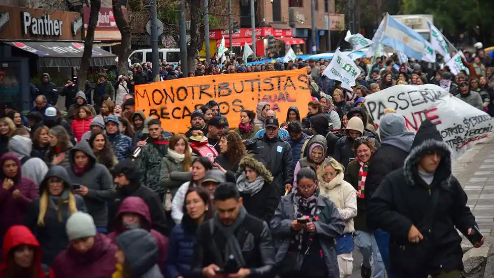 El ministro de Seguridad pidió “reglas claras”. Spaccesi y Rossi, con dos proyectos con límites a los cortes.