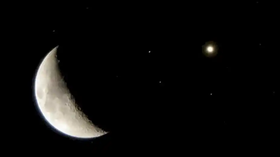La Luna y una estrella roja gigante se juntarán hoy en el cielo