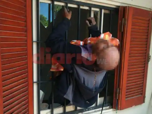 Un ladrón entró a robar en una casa pero quedó atrapado en la reja
