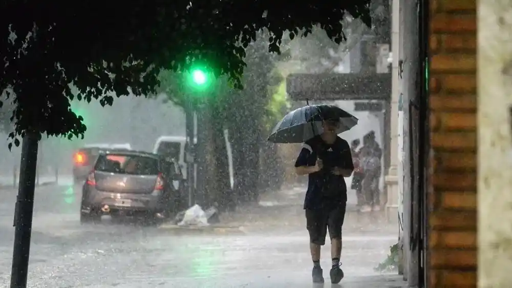 Formosa bajo una doble alerta por tormentas fuertes y por vientos