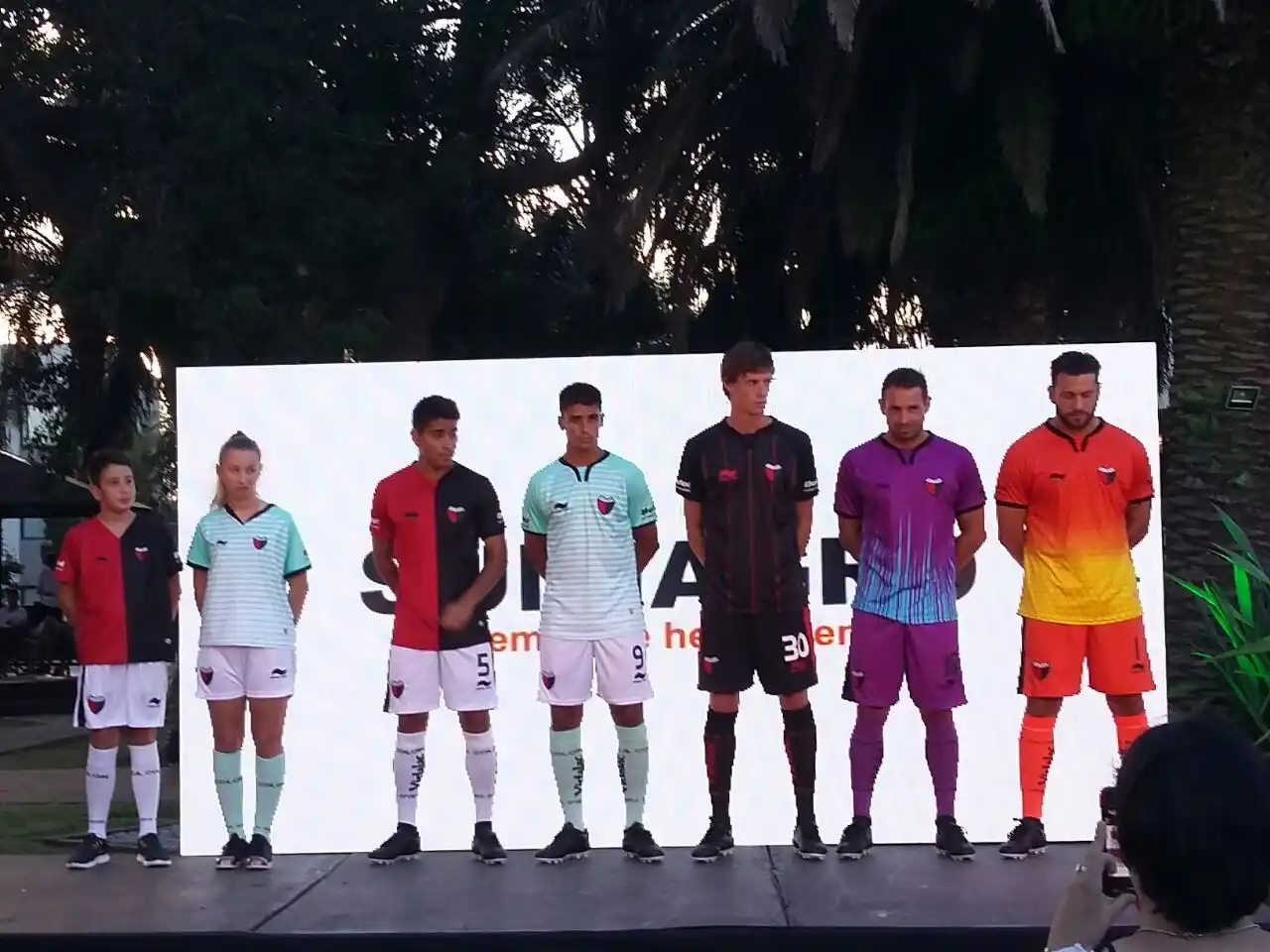 Colón presentó su nueva indumentaria