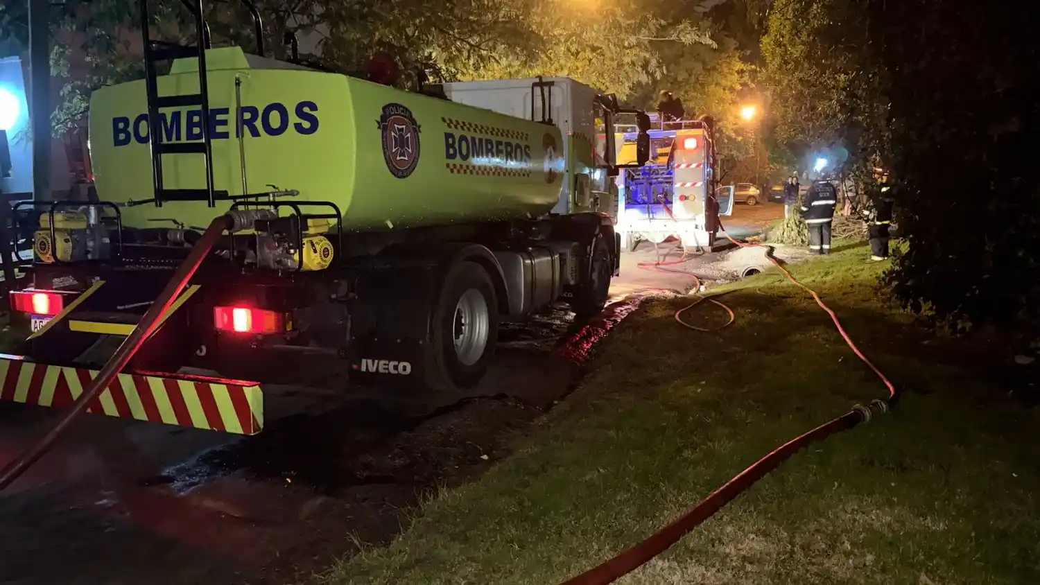 Voraz incendio destruyó una vivienda en la zona sur: cuatro mujeres lograron salir a tiempo