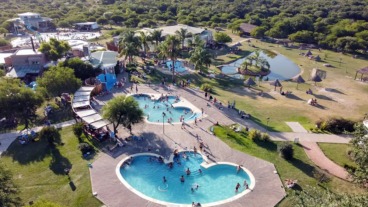 Instalarán cargadores eléctricos en hoteles y termas: Qué lugares de la ciudad estarán implicados