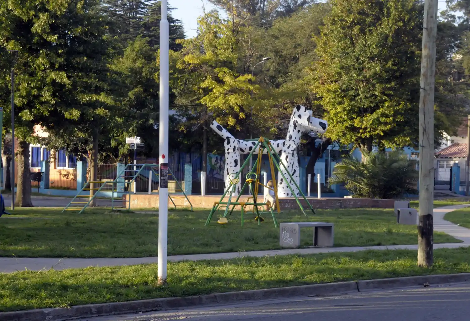 Presentaron un proyecto para garantizar espacios de juego seguros en plazas, tras una tragedia