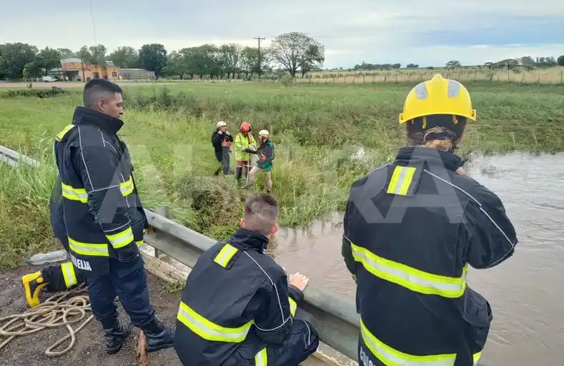 Así buscaban a la familia que fue arrastrada por el agua cuando iba por la Autovía Artigas