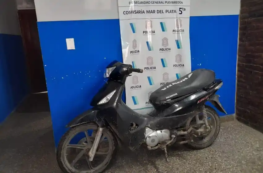 Sin casco, patente y un arma rota, fueron atrapados tras caerse de la moto en plena fuga