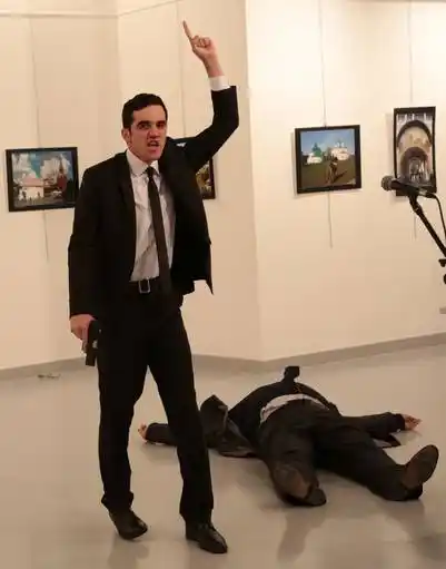 Video: Asesinaron a embajador ruso en exposición de arte 