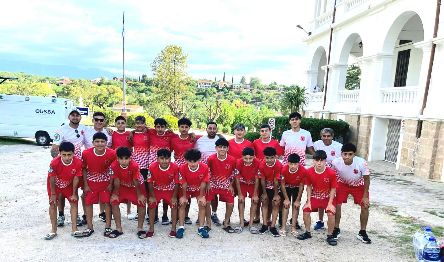 El plantel de Gualeguay. Los juveniles, además de la competencia están disfrutando de días soleados en un lugar turístico muy lindo que tiene Córdoba.