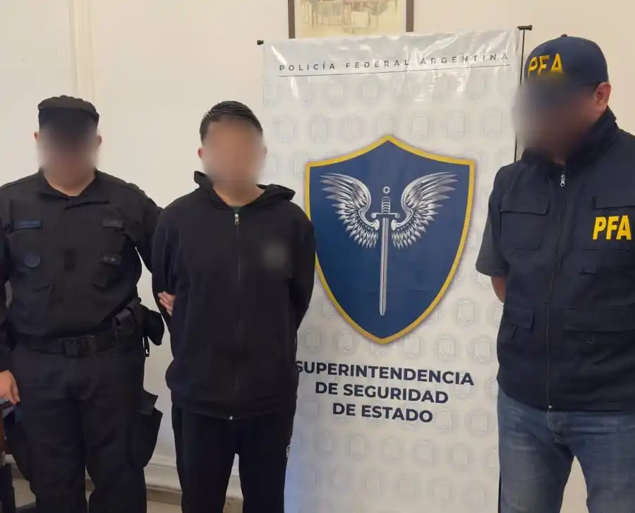 Según la causa, el imputado habría colocado un artefacto explosivo con base magnética en un vehículo oficial asignado a la víctima,