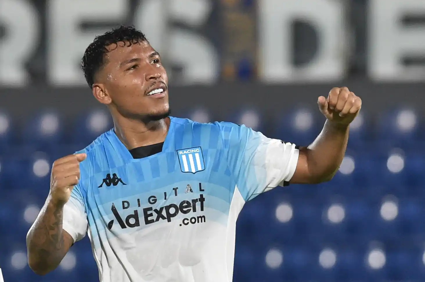 Roger Martínez, exSantamarina, festeja el segundo gol.
