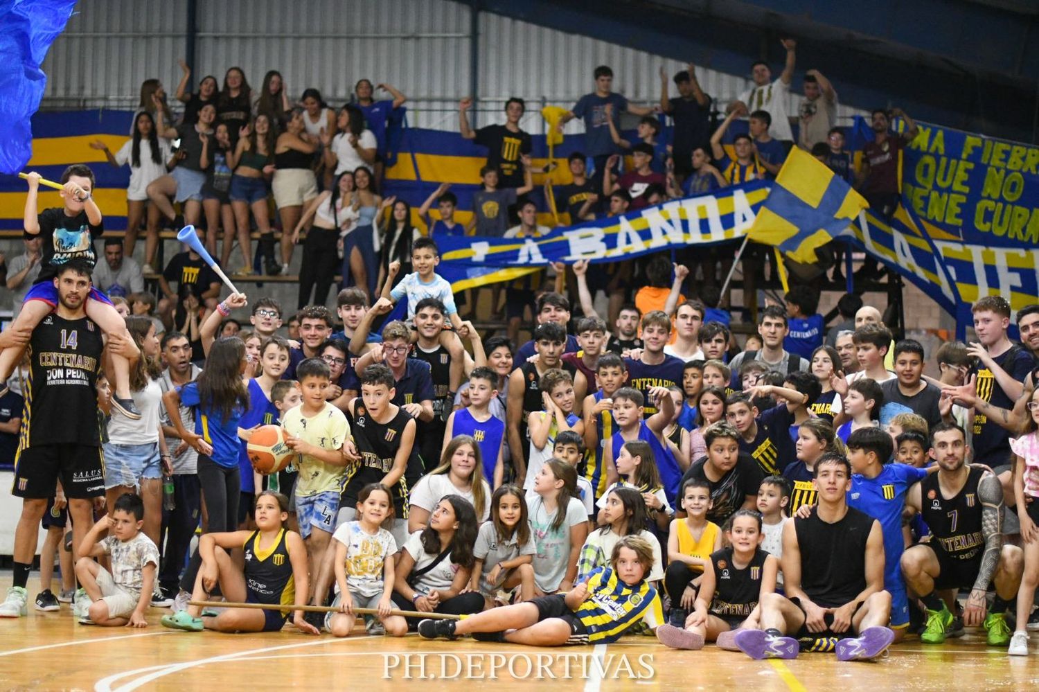 "La Fiebre" va y va... Centenario pasó a la final y ahora buscará el bicampeonato ante Santa Paula de Gálvez. Foto: Lola Calace