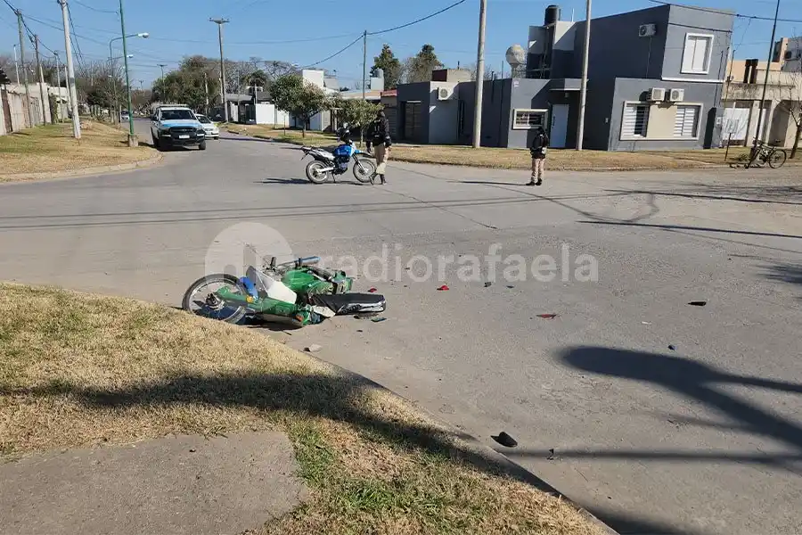 Grave accidente: Un motociclista sufrió un fuerte golpe en la cabeza