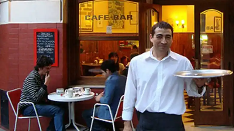 Los trucos psicológicos que usan los mozos para sacar una mejor propina