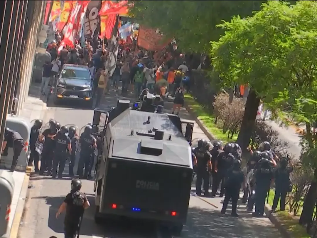 Incidentes y tensión frente a la Secretaría de Trabajo tras el cierre de Fate