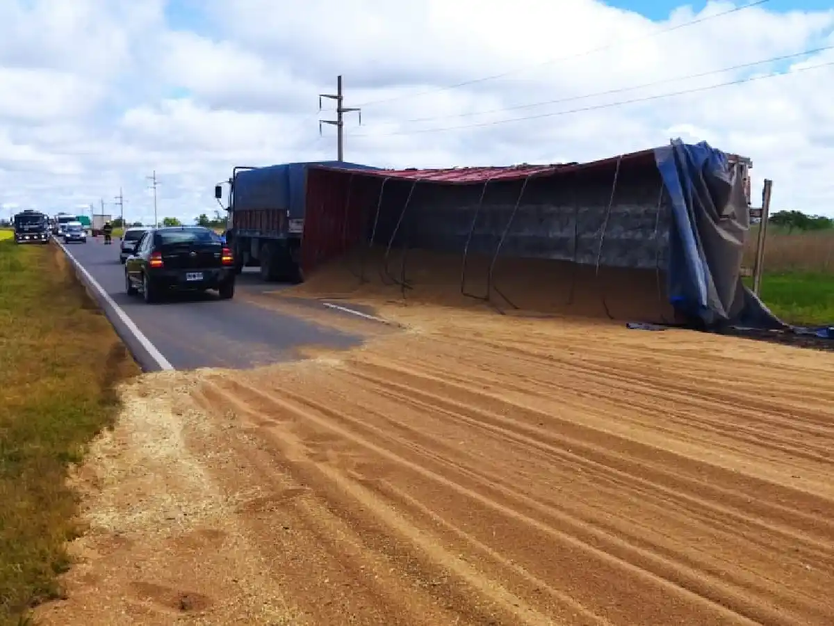 Volcó un camión cargado con  maíz en la ruta provincial 1