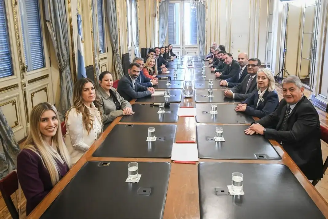 La secretaria general de la presidencia, Karina Milei, recibió en Casa Rosada al armador bonaerense, Sebastián Pareja, y la tropa de legisladores bonaerenses.