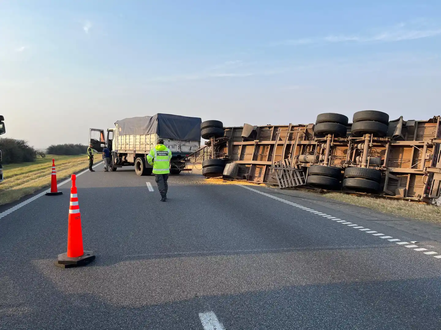 Camionero borracho volcó en ruta 9