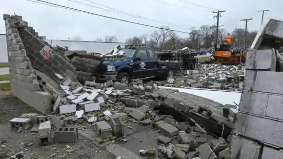 Suben a 26 los fallecidos por tornados en EE.UU., y miles de casas destrozadas