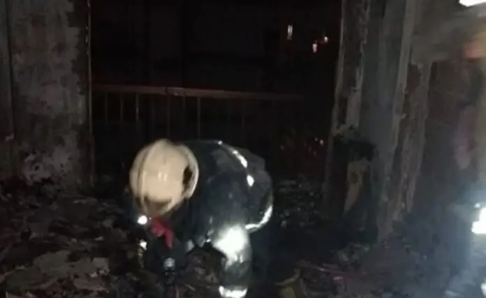 Preparaba alcohol en gel, incendió su departamento y se tiró por el balcón
