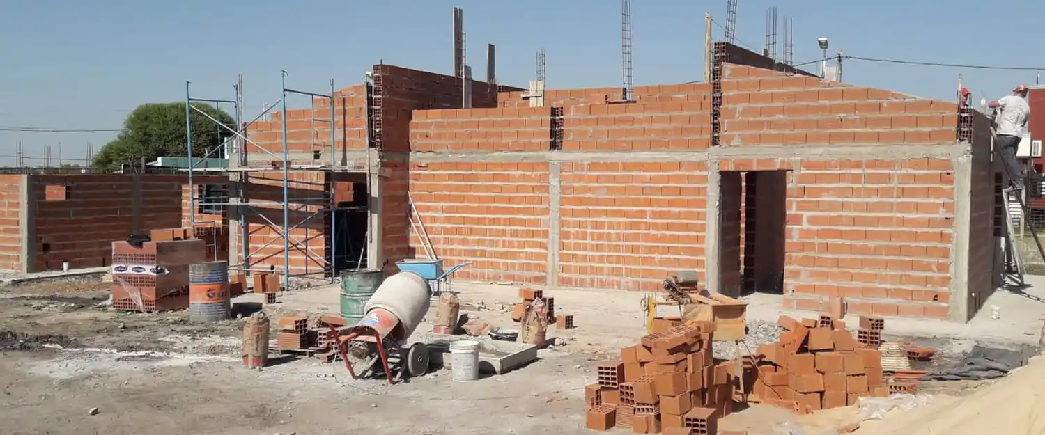 Larroque: construirán viviendas con fondos nacionales