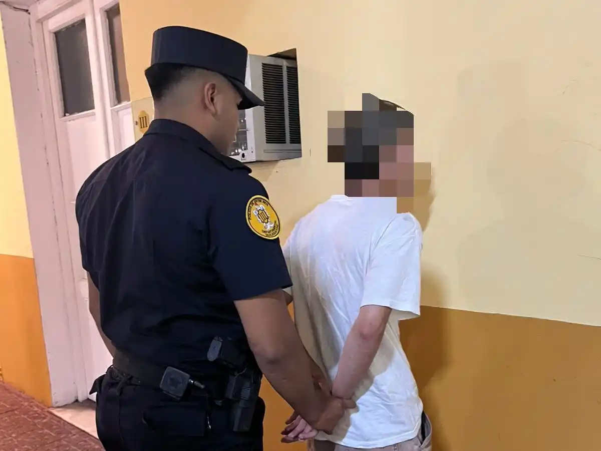 Un joven de 19 años fue detenido en la puerta de un boliche de la Costanera