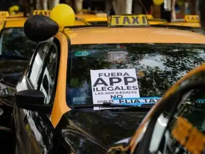 Avanza en Rosario una norma más flexible para choferes que también trabajan con apps