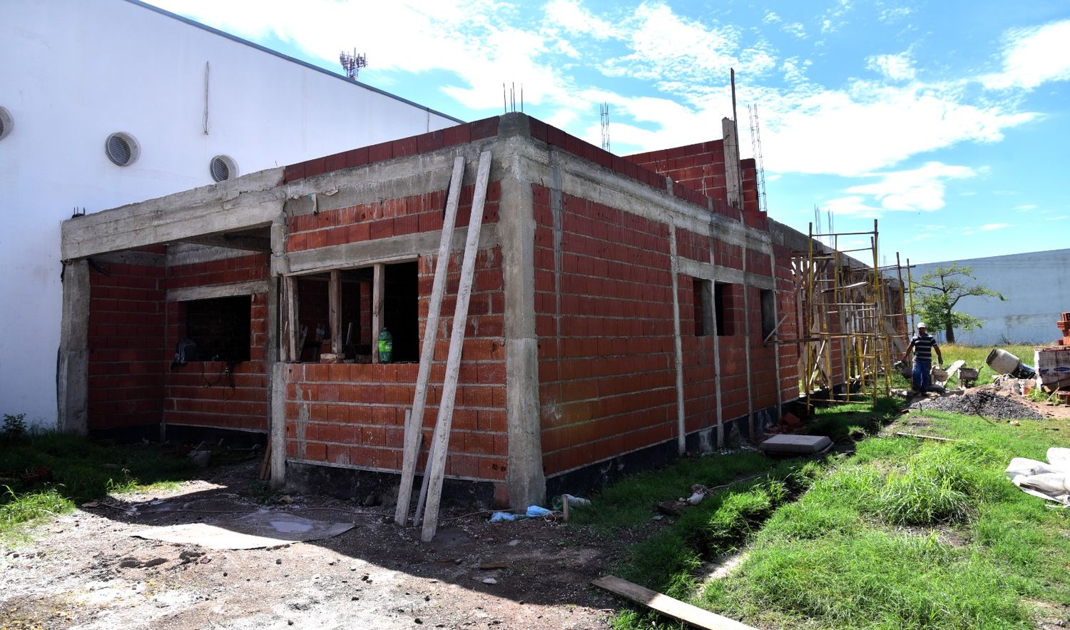 Se están levantando muros y losa en la obra.